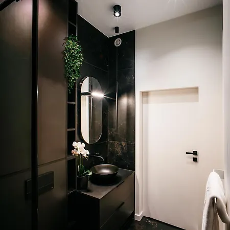 Hanza Black & White 17th Floor & Pool Free Parking By Stayly דירה שצ'צ'ין